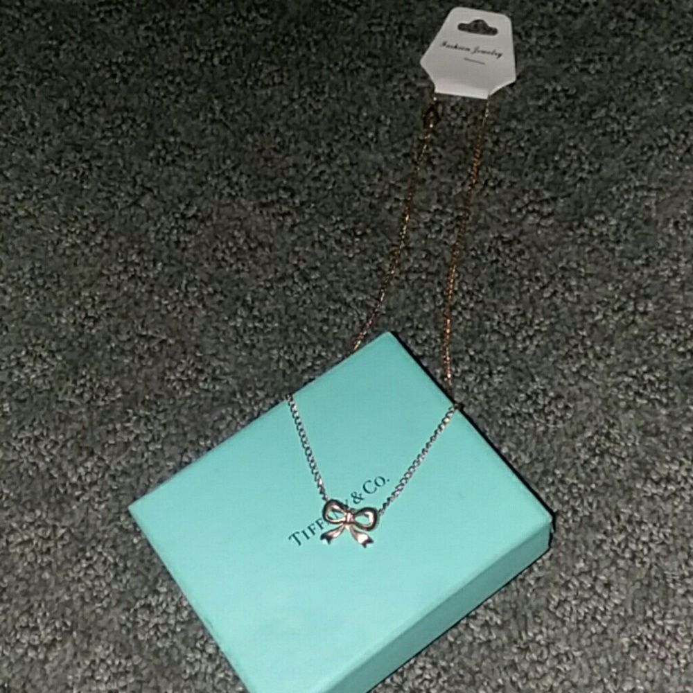 Bow necklace